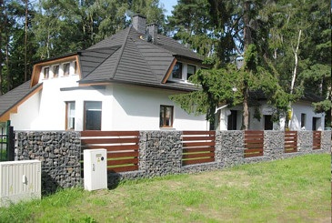 Ogrodzenie gabionowe jednokolorowe z przęsłem drewnianym